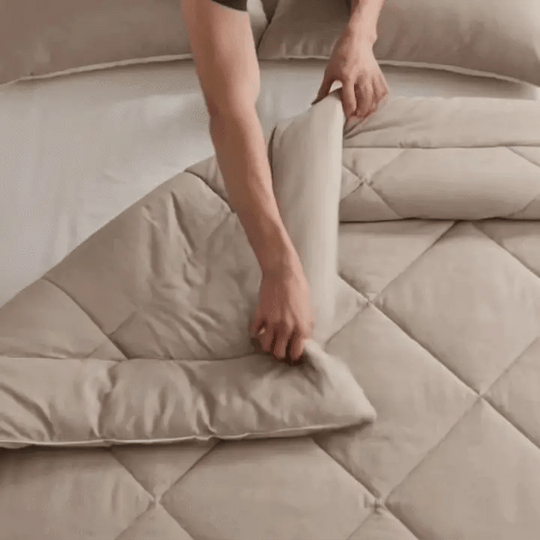 DreamOro Decke aufs Bett legen